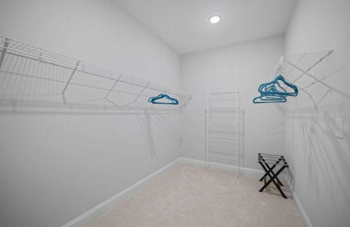 NEW Luxury Condo, Rooftop Terrace, EV Charger! - Foto 35