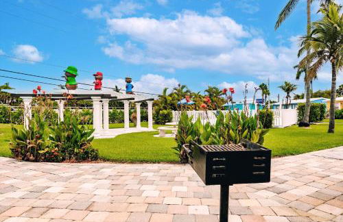 Poolfront Cottage Near Beach with Full Kitchen! - Foto 8