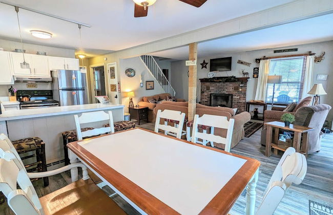 Harmony Cottage by Avantstay Lake Access, Hot Tub, Fire Pit, & Game Room - Foto 10