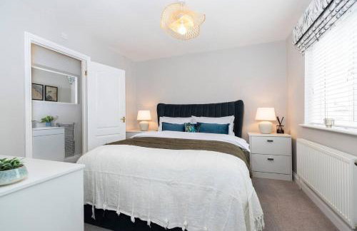 Pass the Keys 4-Bed Home with Garden Parking Near Durham - Foto 12