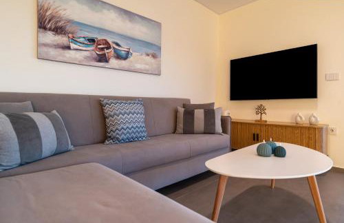 Sun and Sea Apartment - Beachfront, 2 Bedrooms with Sea View & Garden - Photo 10