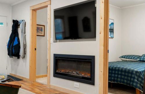 Cozy 3BR Cabin With Hot Tub on Nippersink Creek - Photo 33