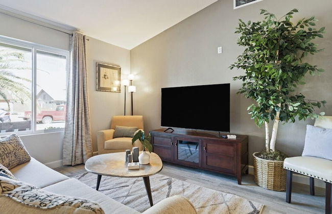 Modern and Stylish Remodeled 4 Bdrm w/ HTD Pool! - Foto 6