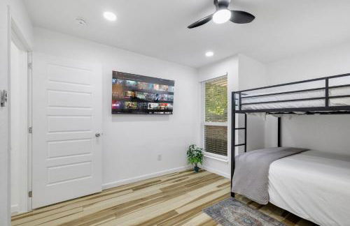 Arlington Entertainment District Home Green & White Door - Foto 79