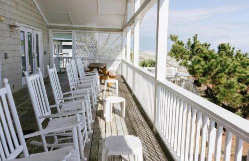 Beachfront home with expansive deck and direct beach access - Foto 23
