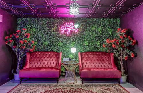 Pop Art Oasis with Karaoke Mini Golf Hot Tub and Pool - Photo 16