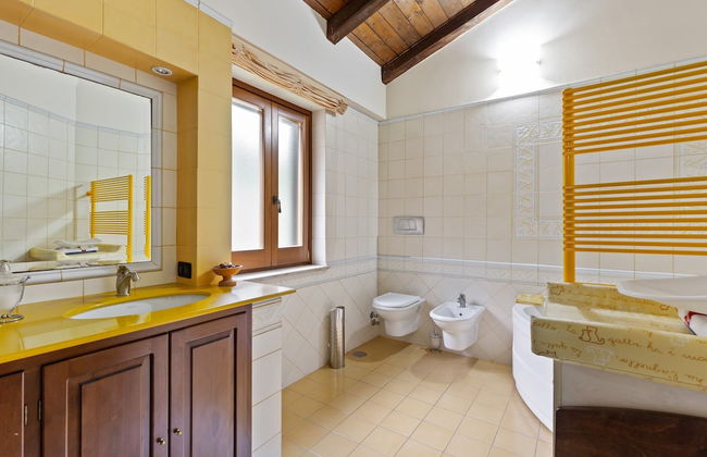 Valley View Villa in San Mango D'aquino with Hot Tub - Foto 18