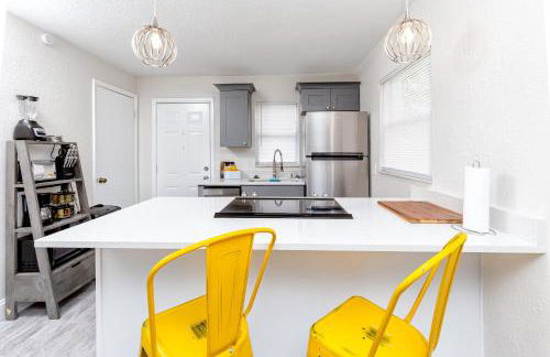 Walk to Downtown - 7min to beach - King bed & Free parking - Foto 12