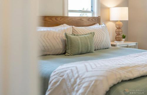 Adorable Dog Friendly Home with Fenced Yard, Office, STEPS to Canal & Hospital! - Foto 17