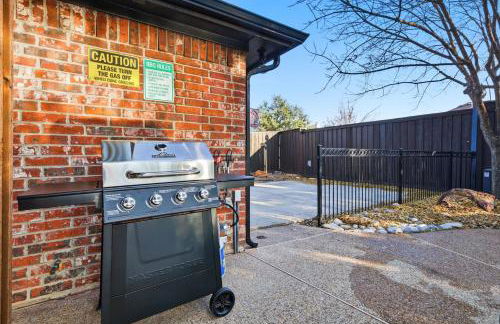 Luxury Backyard Pool & Patio Oasis 4-BD - Foto 41