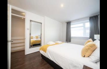 Spacious Chessington home with parking & garden - Photo 17