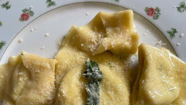 Kurs zur Herstellung handgemachter Pasta mit Chefkoch Antonio - Foto 2, Wir bereiten Tortelloni zu, eine typische handgemachte Pasta aus Bologna