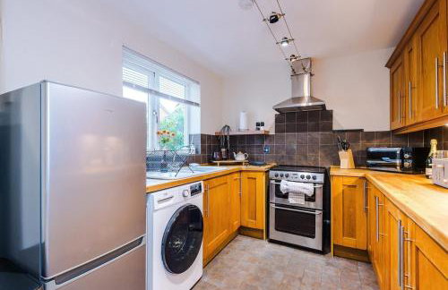 Cosy 3-Bed, Sleeps 5, Free Parking, Long and Short Stays - Photo 21