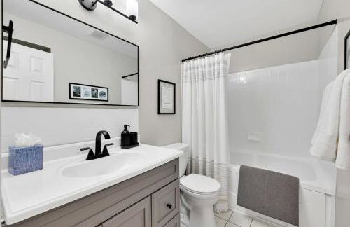 Luxury 4-BR with Free Parking in Heart of DC - Steps to Metro - Photo 19
