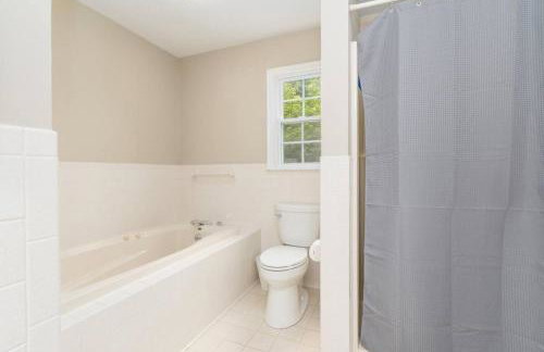 Family and Pet Friendly Retreat with Sauna, Firepit, Pond Views Near Route 151 Wineries - Foto 21