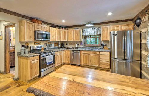 Cozy Creekside Mountain Escape w/ Hot Tub! - Foto 8