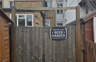 Coastal Comfort in Leigh Ideal for Work & Leisure - Foto 9