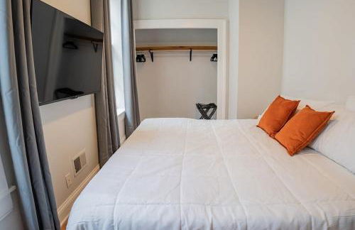 Remodeled Modern Home - private backyard & games! - Foto 25