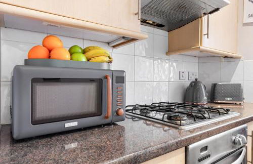 Spacious London 2-Bed Flat with a King Bed-Save on Long Stays-5 Separate Beds- Parking Available! - Foto 63