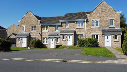 CLARITURF - 4 Bedroom Semi - Private Parking near Turf Moor, Town Centre, Transport and Motorway Links next to Canal, 3 Parks and Lake - Sky and Netflix - Foto 2, Garden