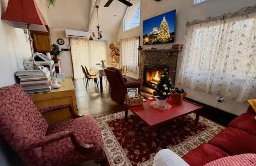 WOW!! Ultimate Pocono Retreat Hot Tub, Game Room, Fire Pit, Near Lakes & Hiking! - Foto 7