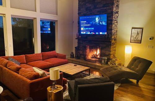 Modern 6 bedroom retreat, stunning lake views, close to village! - Foto 7