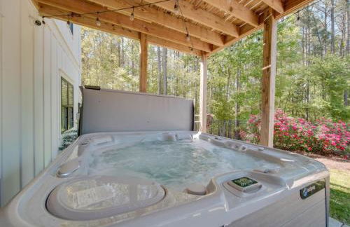 5BR Farmhouse Lake Retreat Pool Hot Tub Theater - Foto 4