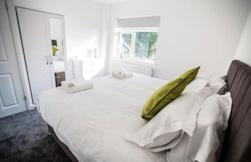 Halford House 3 Bed Town Centre Home from Home with Parking for 2 cars Prime Location Tamworth - Photo 29