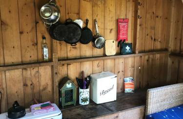 Otter Camp Private Riverside Glamping with Hot Tub - Foto 17