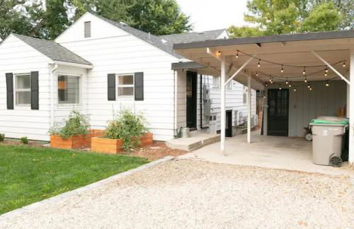 Celebration Chalet! Quant, cozy, a few blocks from BSU and close to downtown Boise, Fireplace, 4 beds, and seating for 6 Pets Welcome! - Photo 26