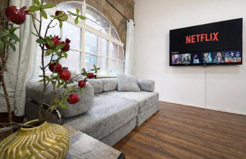 City Centre - Sleeps 6 - Bars, Parking & Netflix - Foto 9