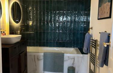 A Modern Classic 2 bed apartment by Graves Park - Foto 4