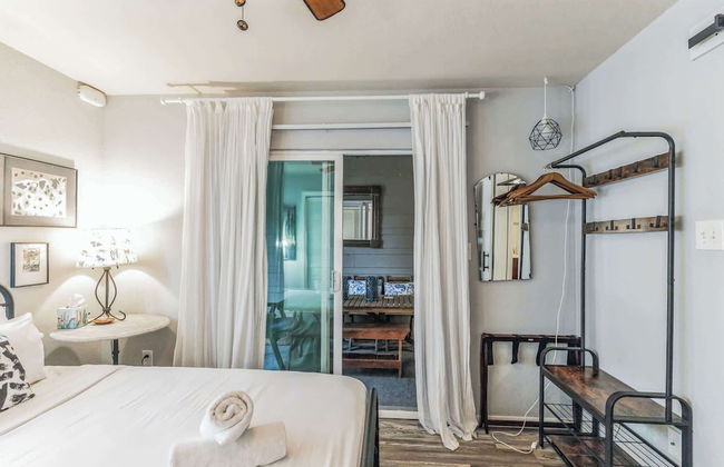 Cozy Retreat in Central East Austin - Photo 7