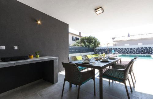 Modern 3-bedroom villa with a private pool - Photo 4