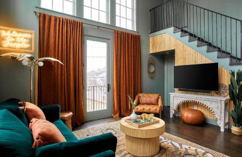 Upscale 12 South Penthouse with 2 Kings, Balcony 1 of 7 Themed Lofts at Cowrite, Find Coffee and Tacos Downstairs, Complimentary Spin Class, Walk to Shopping in 12 South, 10 Minutes to Broadway, Parking, 24 Hr Hospitality - Foto 6