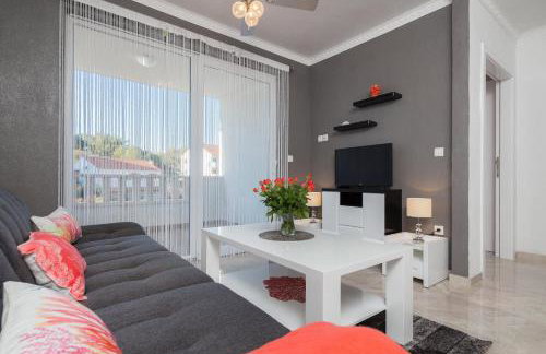 La Perla Apartments - Photo 17