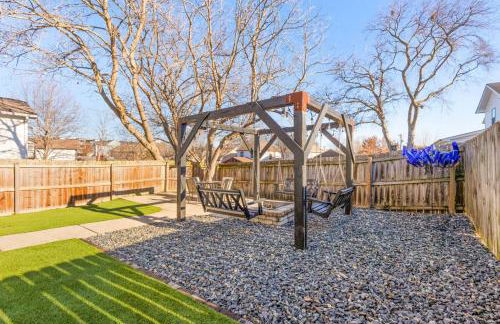 Modern House by Downtown with Garage and Fenced-in Yard - Foto 46