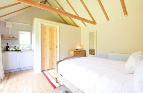 The White House with Studio - Photo 26