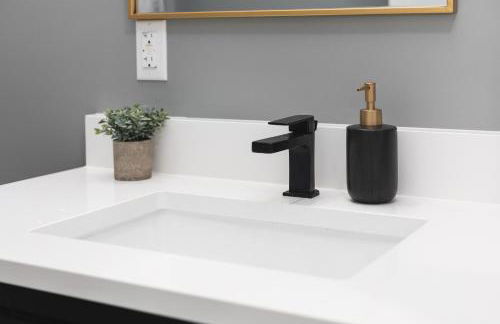 Condo with Free Parking, 3 mi Downtown & Stadium, by Coffee - Foto 39