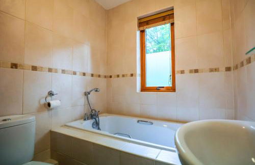 Lodge Nine for 6 with Hot Tub - Spa Resort in Devon - Foto 18