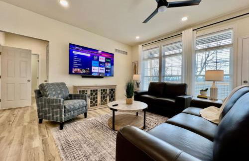 Beautiful NEW Ranch Home with a large deck and games - Foto 13