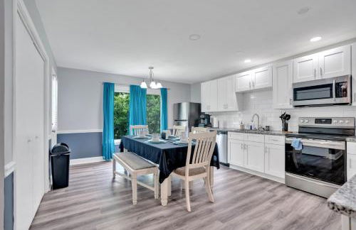 Shades of Gray 4BR Home w Mini Fridges - Foto 8