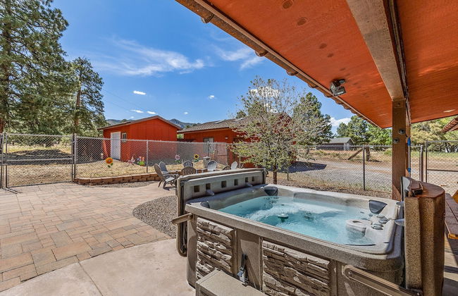 Spacious Canyon Peak Pine View Home Game Room Hot Tub - Photo 1