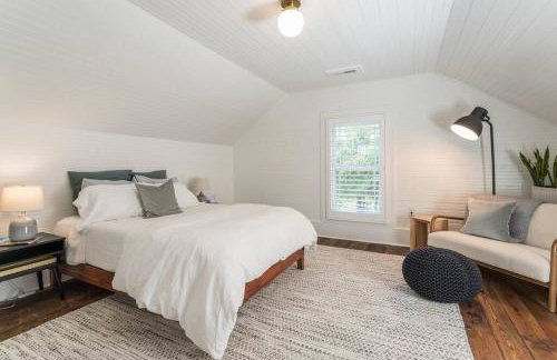 Relax in an upscale, renovated gem - Foto 33