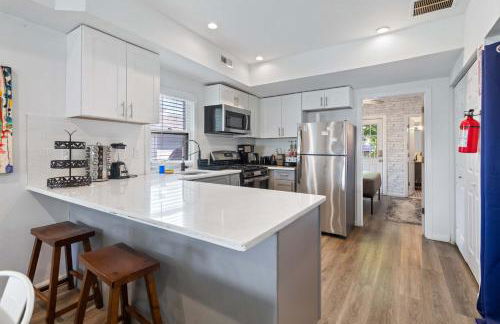 4BR 2BA Hot Tub Home By The Bay - Foto 9