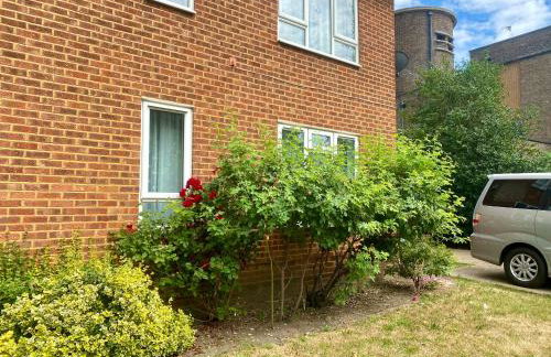 Friendly family apartment comfort sleep 6 close to tube bus airport - Foto 4