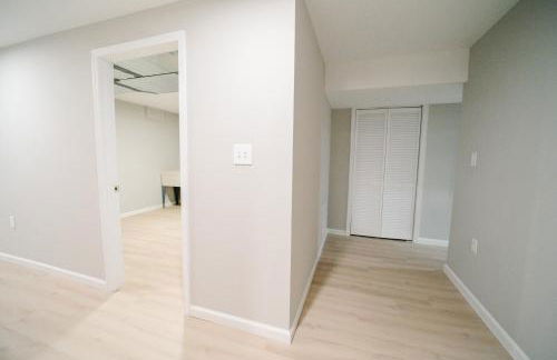 Spacious 5BR 3BA Free Parking Minutes to DC with Pool - Foto 56