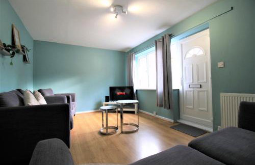 St James House - Charming 3 bed, 2 bathrooms, driveway parking, close to town centre - Photo 25