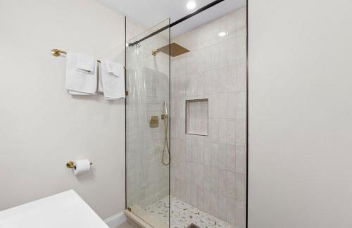 Holiday Home Brownstone City Stay 5BEDS, Private Dual Units - Foto 28