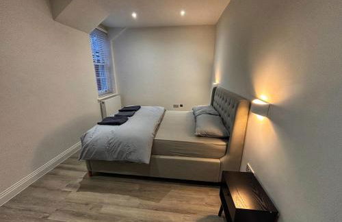 Luxury 1BR Modern Flat in London W7 with Terrace & Private Parking - Foto 9